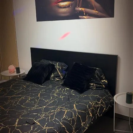 La Gold Jacuzzi Apartment *