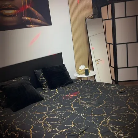 La Gold Jacuzzi Apartment *
